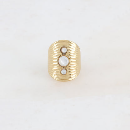Bague avec rainures et trois nacre rondes