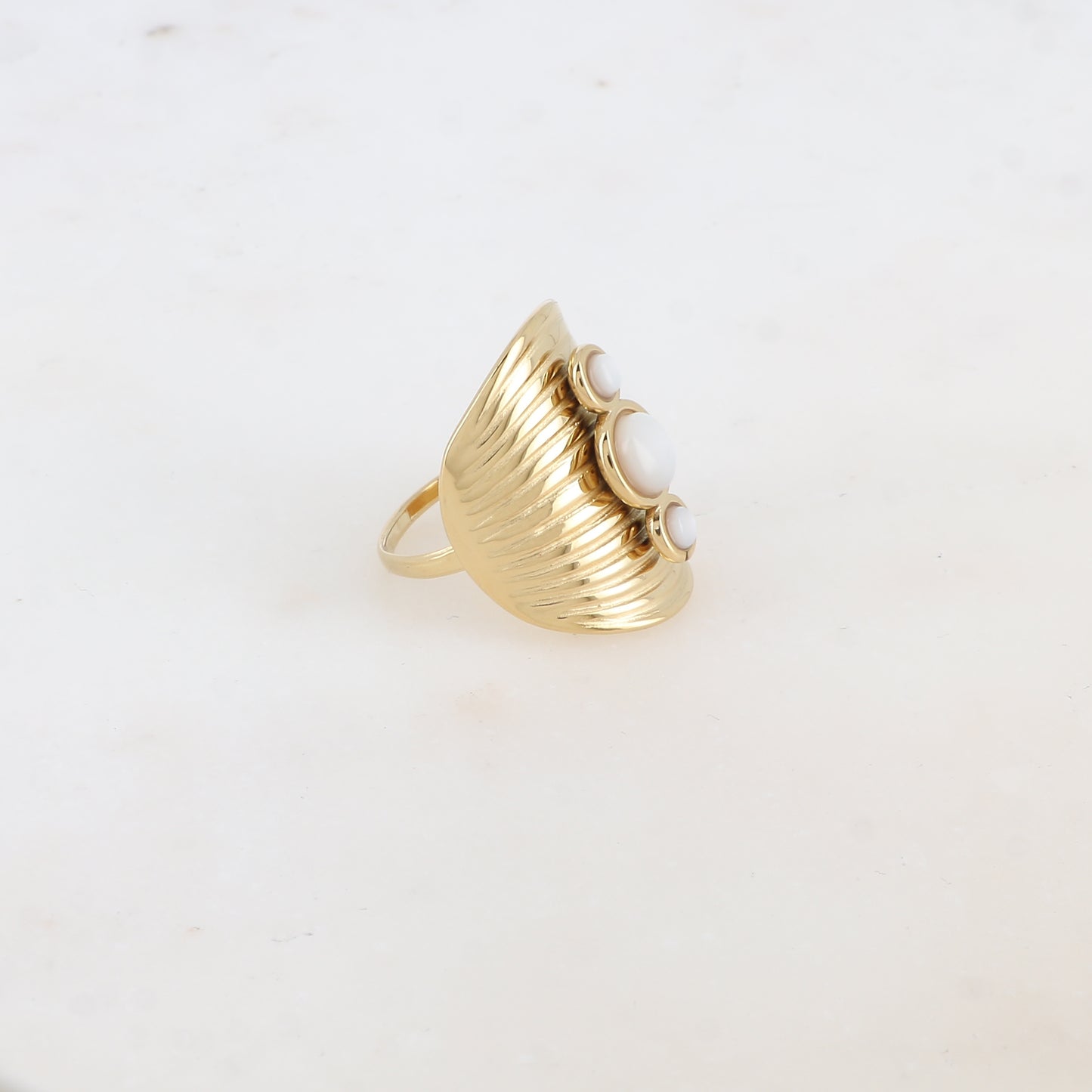 Bague avec rainures et trois nacre rondes