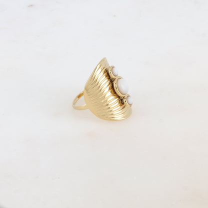 Bague avec rainures et trois nacre rondes