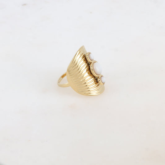 Bague avec rainures et trois nacre rondes