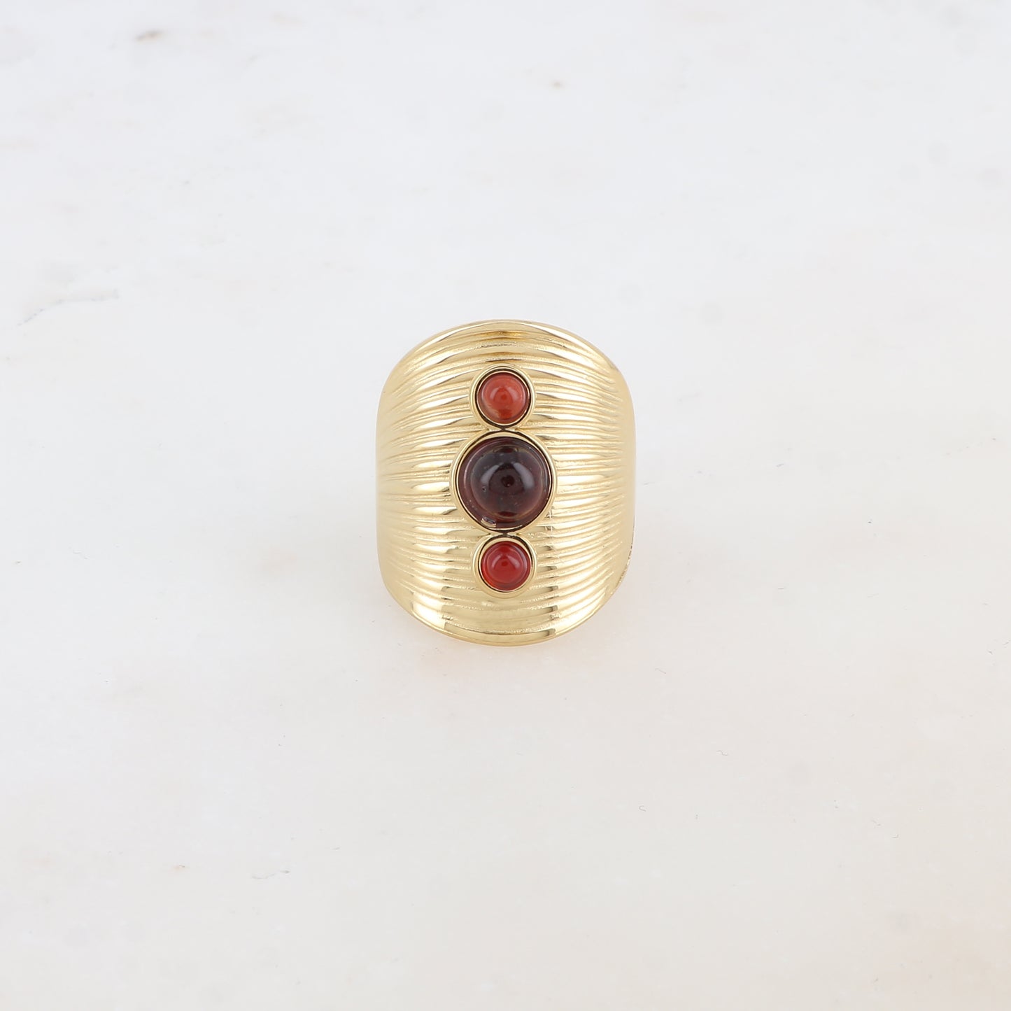 Bague avec rainures et trois pierres naturelles rondes
