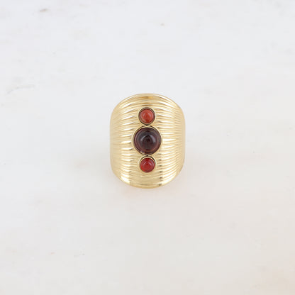 Bague avec rainures et trois pierres naturelles rondes