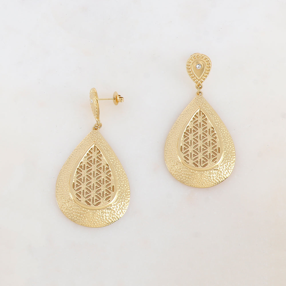 B.O à puce avec pendant goutte ajouré et strass 3 x 6 cm.