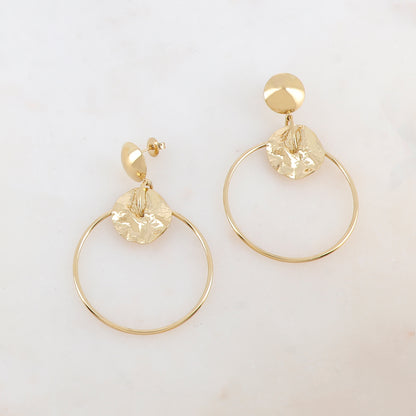 B.O à puce avec pièce ronde lisse, anneau lisse et pampille ronde ondulée 4,3 x 6,1 cm.
