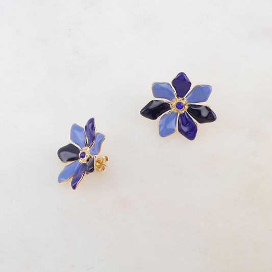 B.O à puce fleur avec émail et strass 2,9 x 2,9 cm.