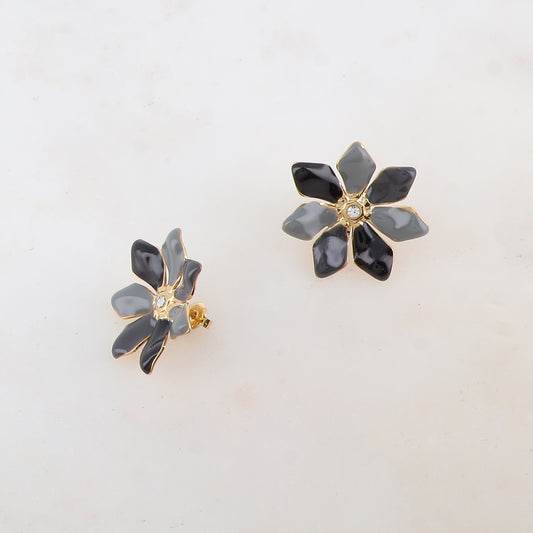 B.O à puce fleur avec émail et strass 2,9 x 2,9 cm.