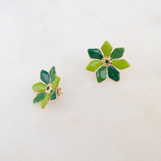 B.O à puce fleur avec émail et strass 2,9 x 2,9 cm.