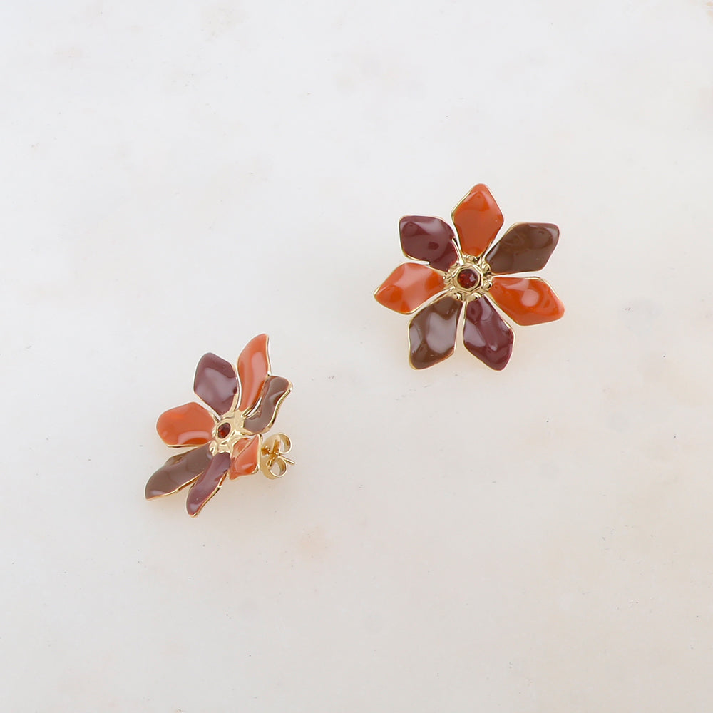 B.O à puce fleur avec émail et strass 2,9 x 2,9 cm.