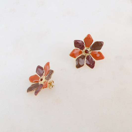 B.O à puce fleur avec émail et strass 2,9 x 2,9 cm.