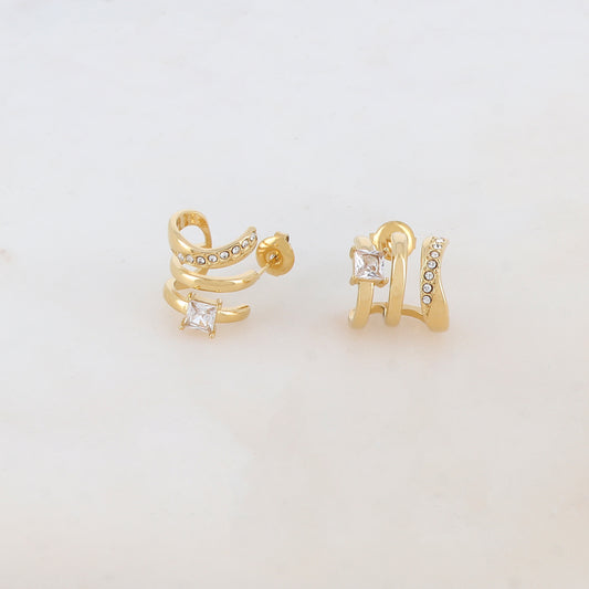 Créoles à puce 3 rangs à effet lisse, 8 petits strass ronds et 1 grand strass carré 1,4 x 1,6 cm
