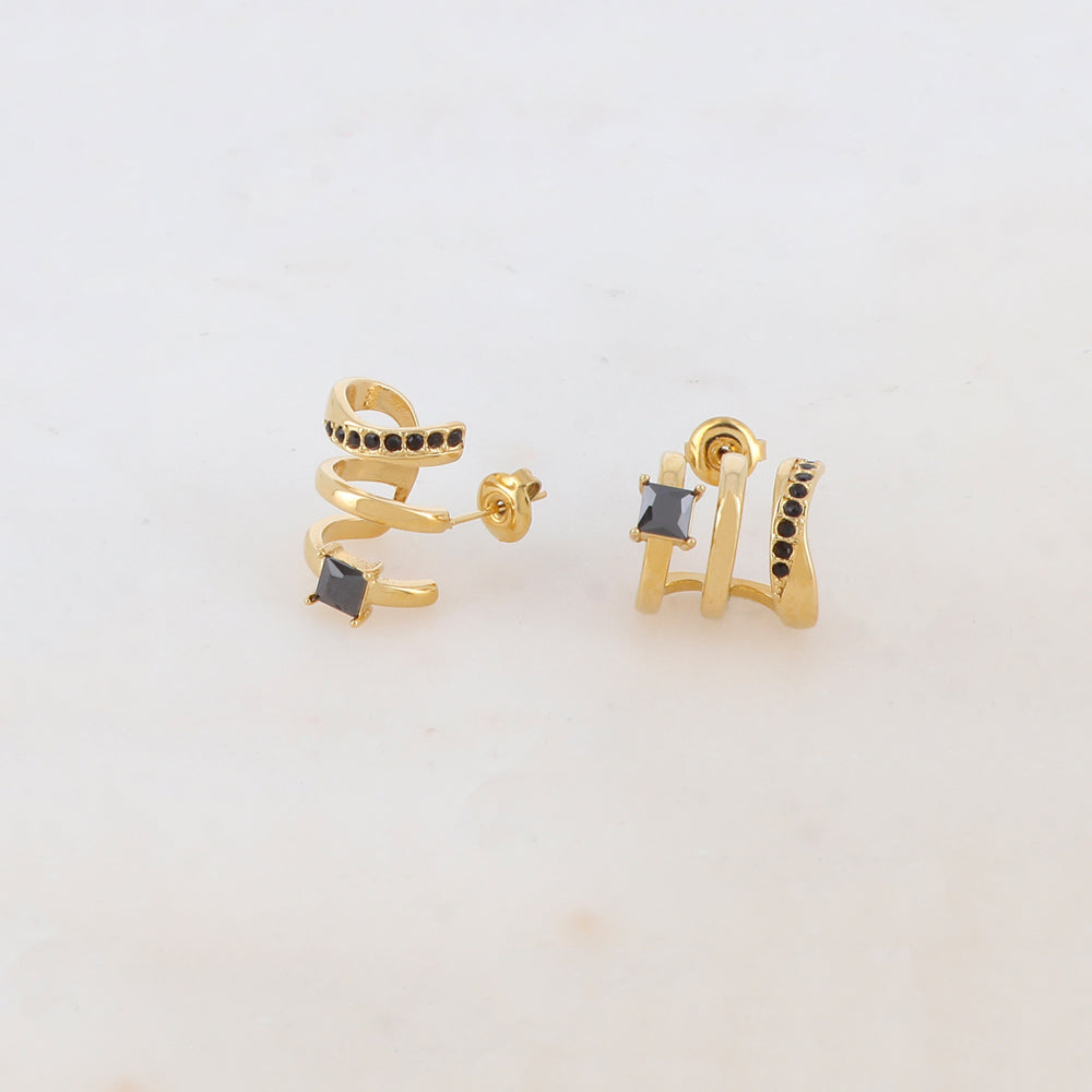 Créoles à puce 3 rangs à effet lisse, 8 petits strass ronds et 1 grand strass carré 1,4 x 1,6 cm