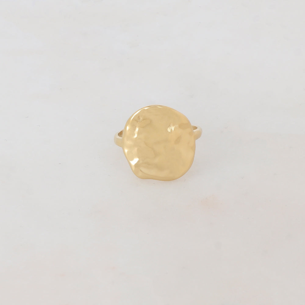 Bague ronde avec effet ondulé léger