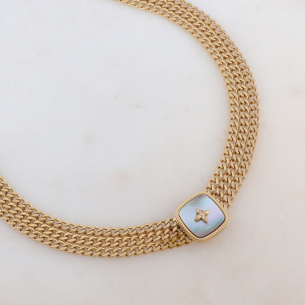 Collier en maille triple rangs avec pièce carrée ornée d'une nacre (39+7CM)
