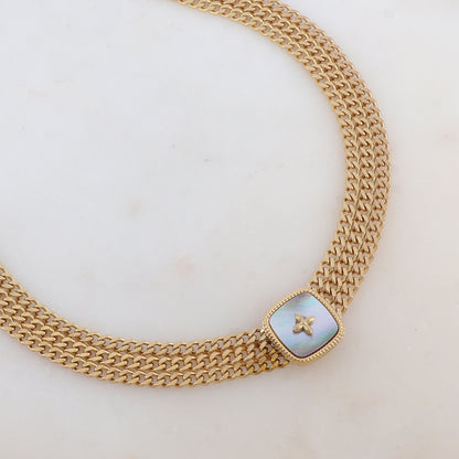 Collier en maille triple rangs avec pièce carrée ornée d'une nacre (39+7CM)