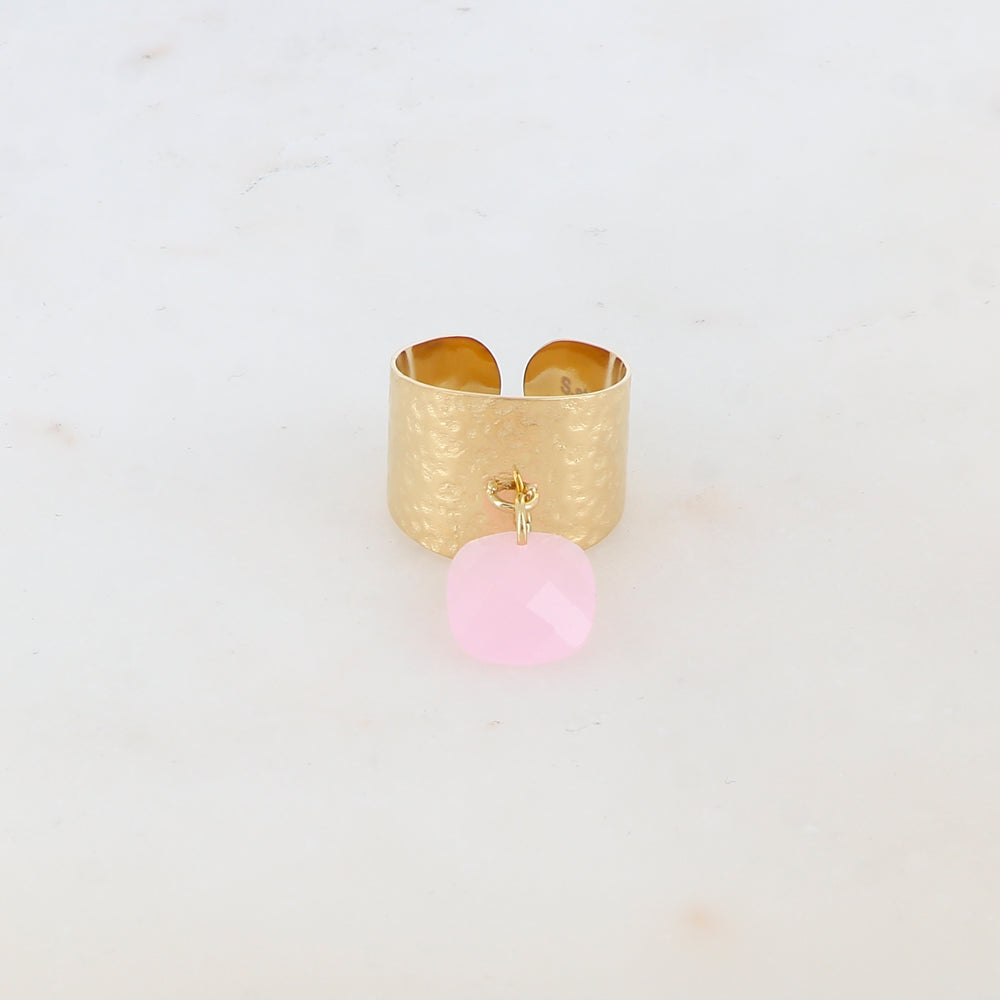 Bague martelée avec pampille carrée en pâte de verre - Rose