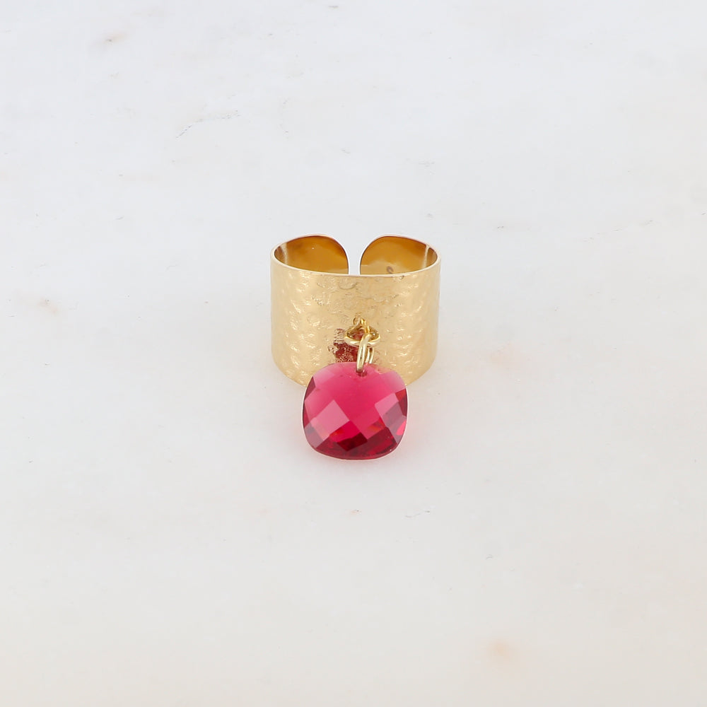 Bague martelée avec pampille carrée en pâte de verre -Rouge