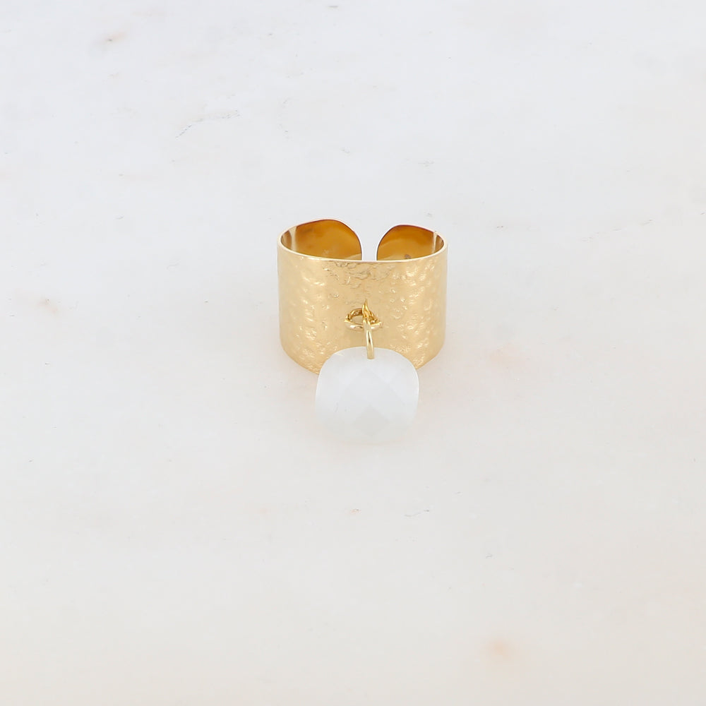 Bague martelée avec pampille carrée en pâte de verre