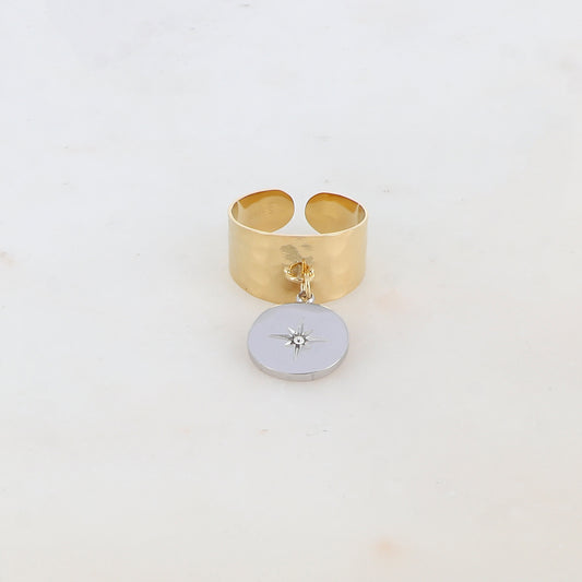 Bague dorée effet martelé ornée d'une pampille avec une étoile et un strass