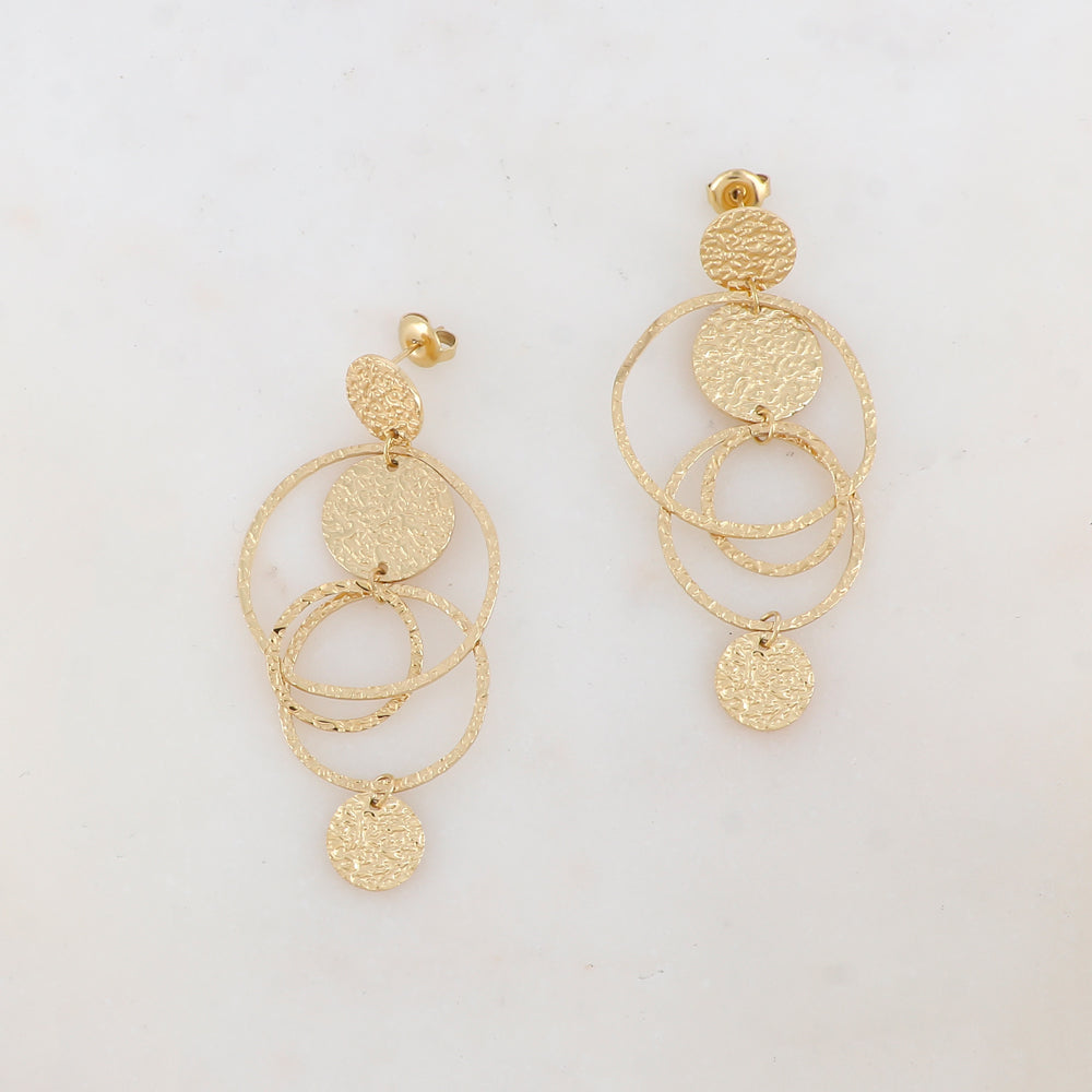 B.O à puce avec 3 pièces rondes martelées et 3 anneaux martelés 3,5 x 5 cm.