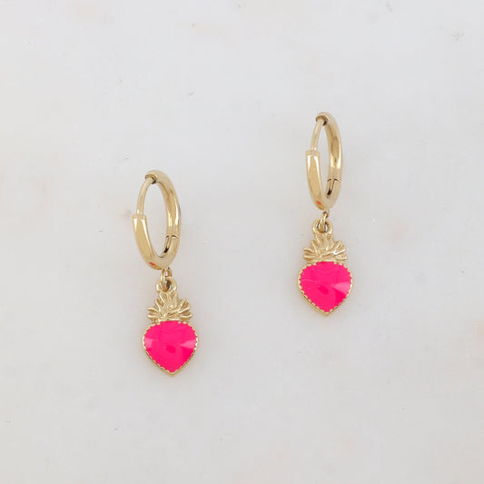Créoles dorées avec un pendant cœur émaillé 1,4 x 2,9 cm.