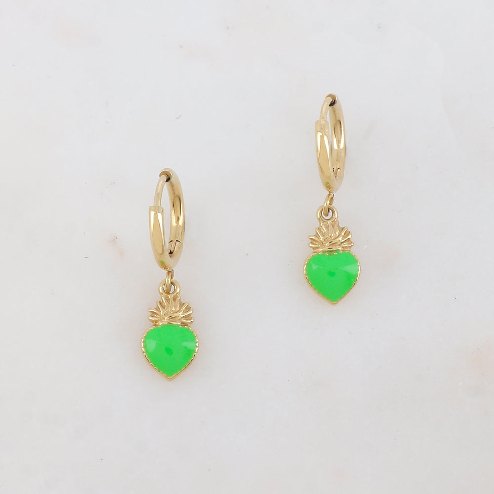 Créoles dorées avec un pendant cœur émaillé 1,4 x 2,9 cm.