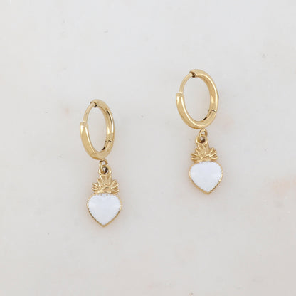Créoles dorées avec un pendant cœur émaillé 1,4 x 2,9 cm.