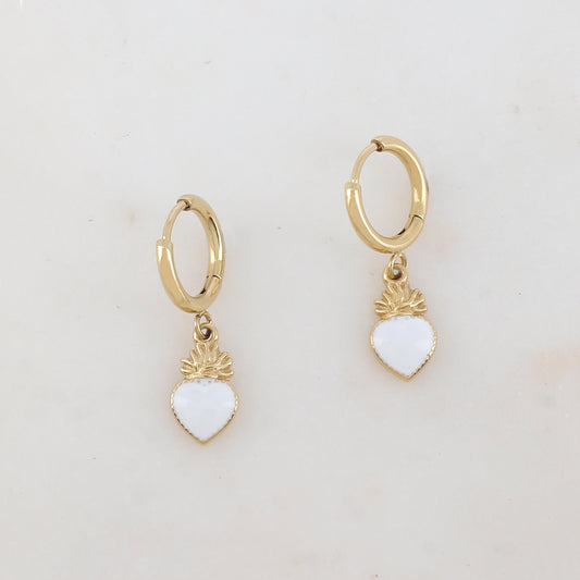 Créoles dorées avec un pendant cœur émaillé 1,4 x 2,9 cm.