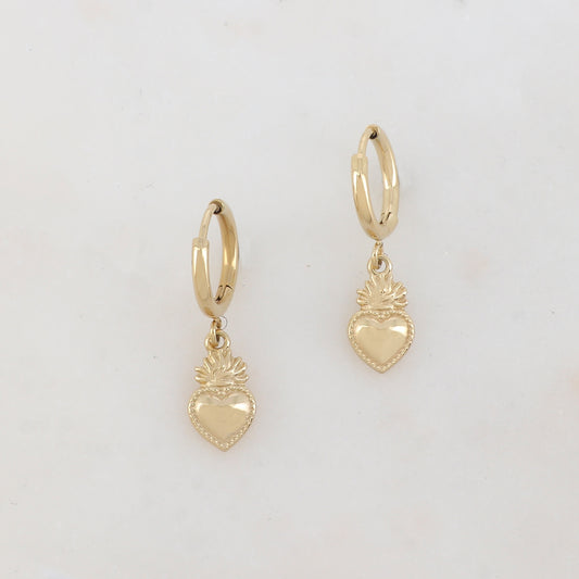 Créoles dorées avec un pendant cœur émaillé 1,4 x 2,9 cm.