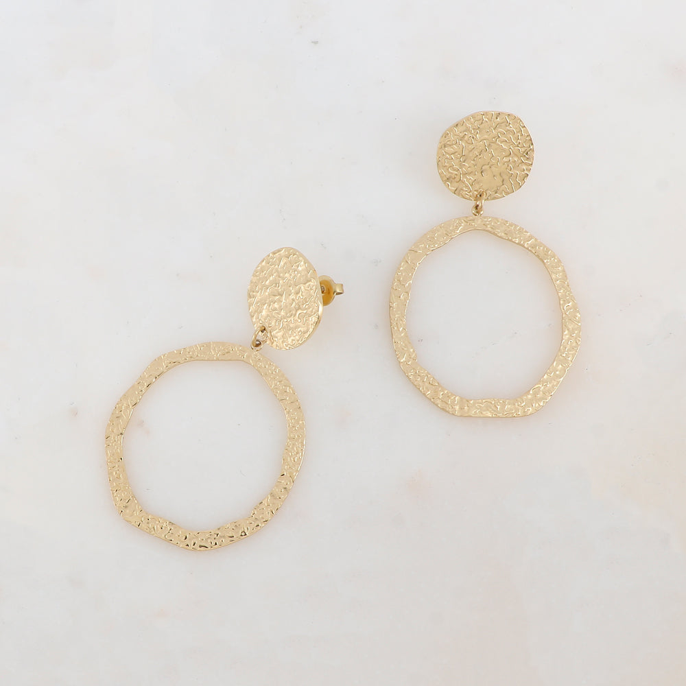 B.O à puce avec pièce ronde et anneau martelés 2 x 6,1 cm.