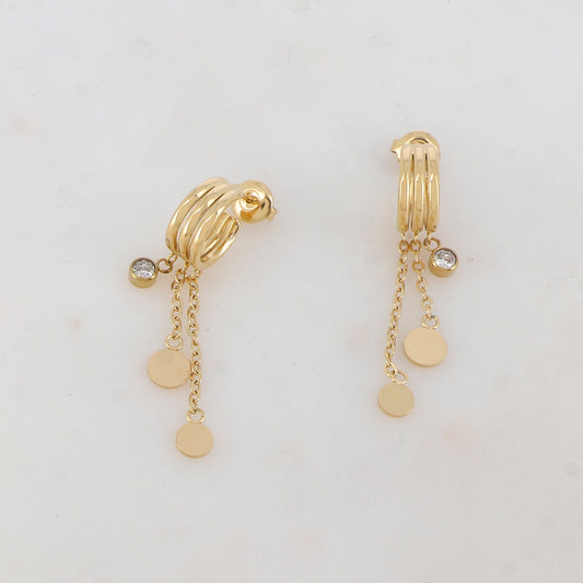 Créoles à puce 3 rangs avec effet lisse, 2 chaînes tombantes, 2 pampilles rondes lisses et strass 1,3 x 4,3 cm.