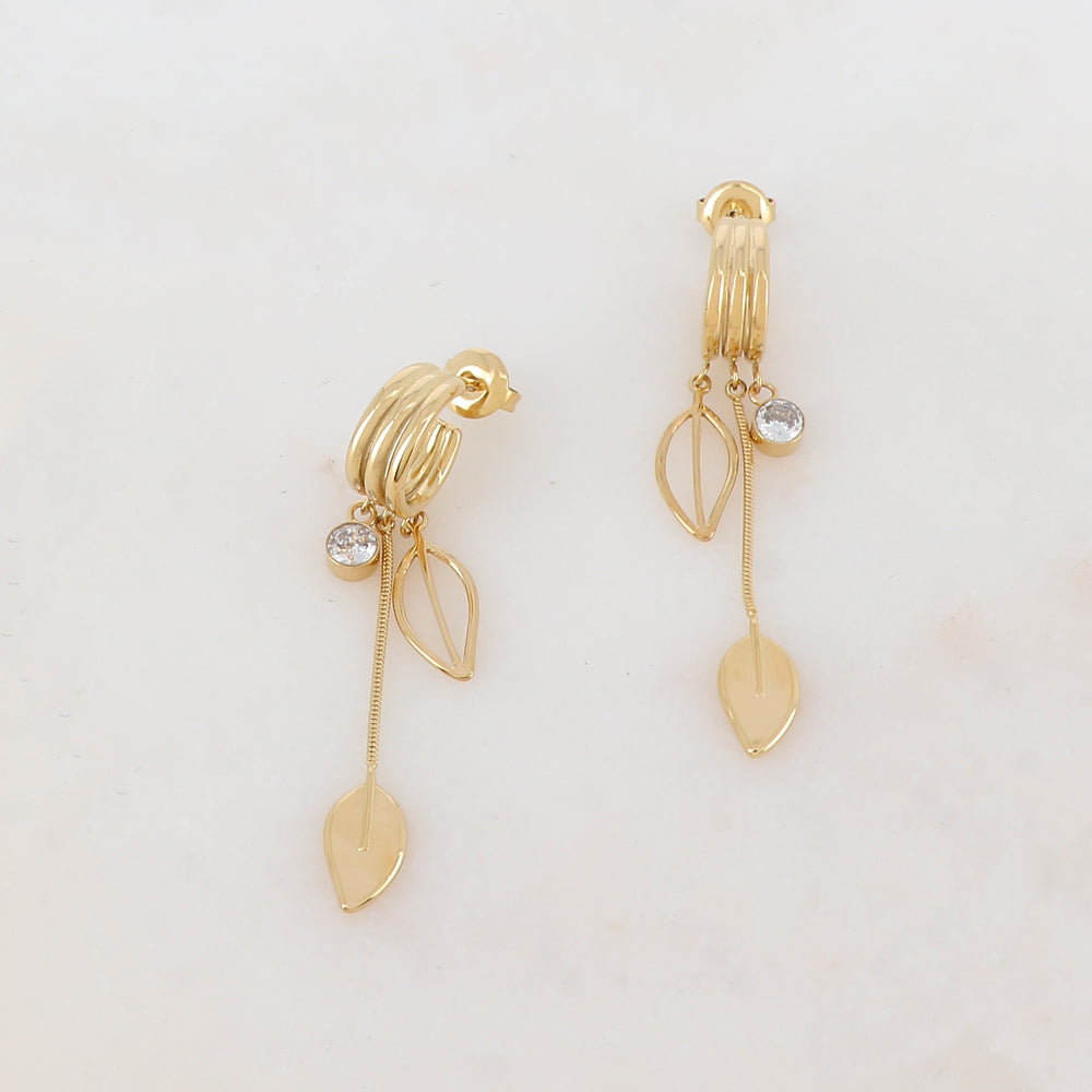 Créoles à puce 3 rangs avec effet lisse, strass et deux feuilles 1,3 x 4,8 cm.