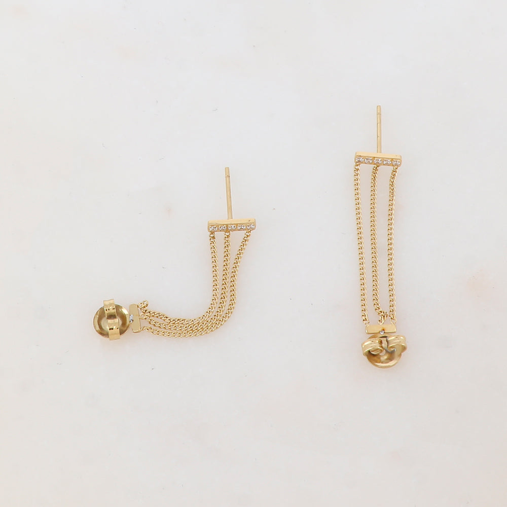 B.O à puce avec 3 chaînes et pièce rectangulaire embellie de 5 strass Dimensions B.O fermées : 1 x 2 cm. Longueur de la chaîne : 3,2 cm.