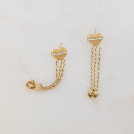 B.O à puce avec 3 chaînes et cœur embelli de 7 strass Dimensions B.O fermées : 1 x 2,4 cm. Longueur de la chaîne : 3 cm.