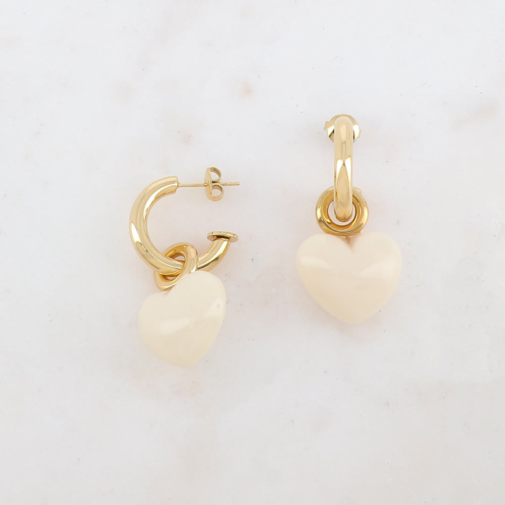 Créoles à puce avec pendant cœur en résine 1,9 x 3,9 cm.