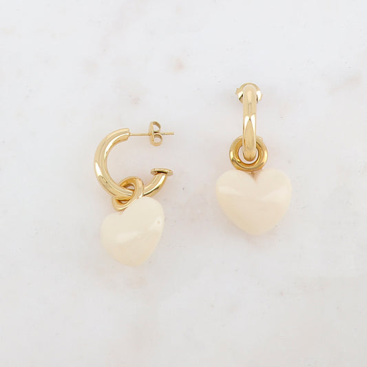 Créoles à puce avec pendant cœur en résine 1,9 x 3,9 cm.