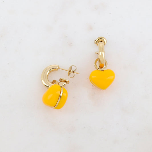 Créoles à puce avec pendant cœur en résine 1,6 x 2,2 cm.
