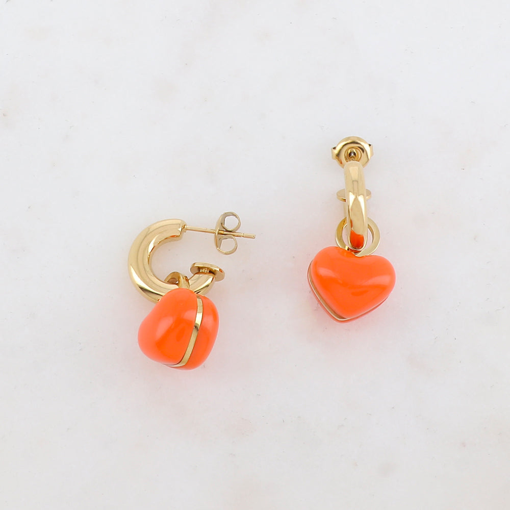 Créoles à puce avec pendant cœur en résine 1,6 x 2,2 cm.