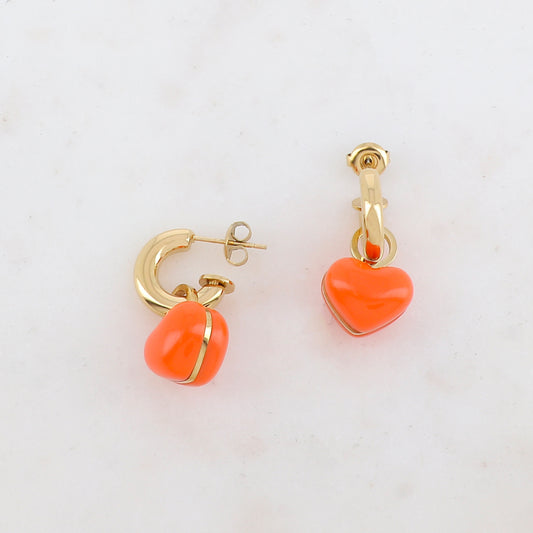 Créoles à puce avec pendant cœur en résine 1,6 x 2,2 cm.
