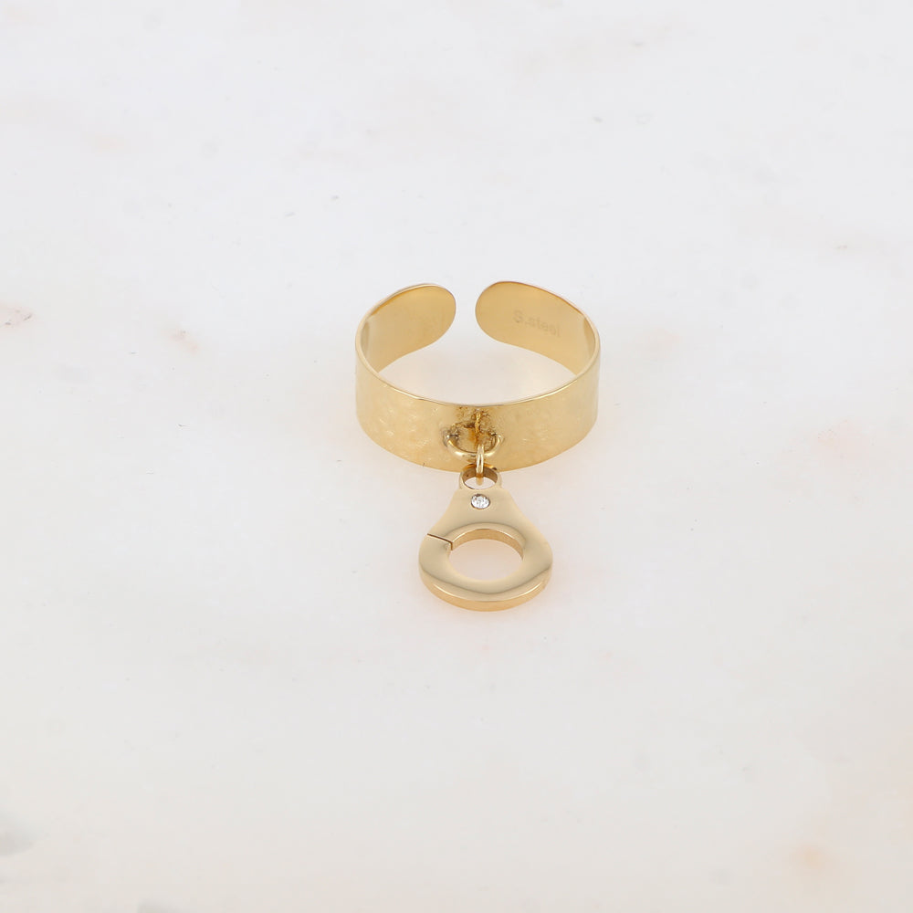 Bague avec pampille menotte et strass