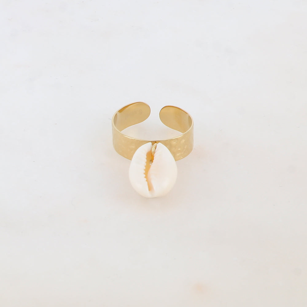 Bague martelée avec pampille cauri