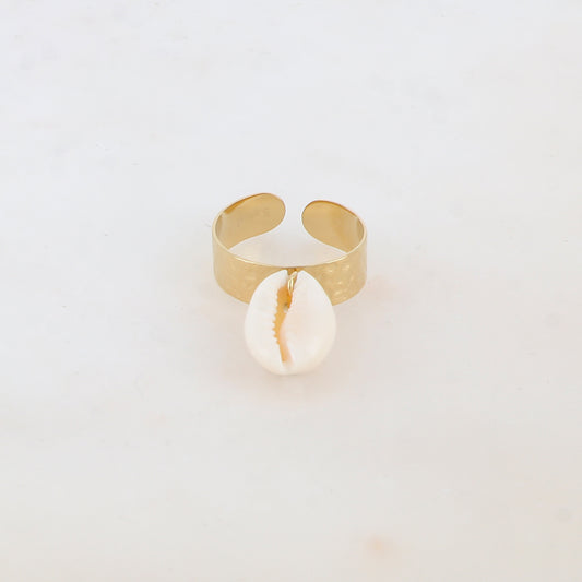 Bague martelée avec pampille cauri