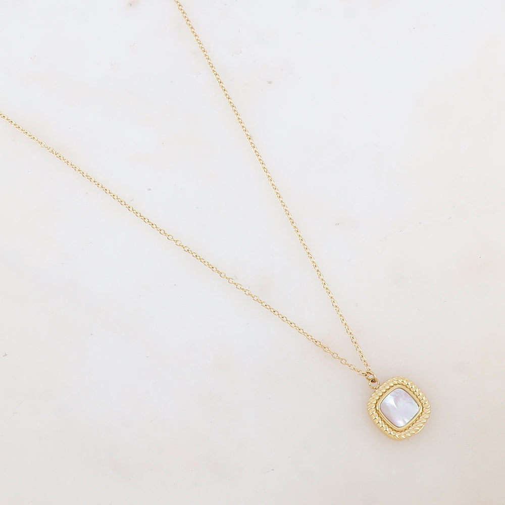 Collier avec pendentif carré serti d'une nacre blanche (40+5CM)