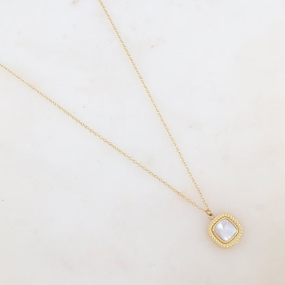 Collier avec pendentif carré serti d'une nacre blanche (40+5CM)