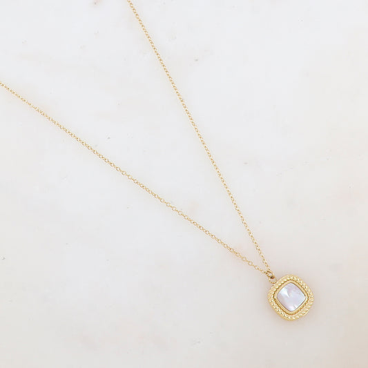 Collier avec pendentif carré serti d'une nacre blanche (40+5CM)