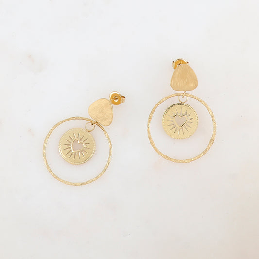 B.O à puce avec triangle arrondi à effet brossé, anneau martelé et pièce ronde ajourée de façon cœur Diamètre anneau : 3,5 cm pièce ronde : 1 cm. Dimension pièce ovale : 2,8 x 3,9 cm.