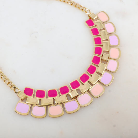 Collier en grosse maille avec pendentif aux motifs géométriques émaillés (40+5CM)