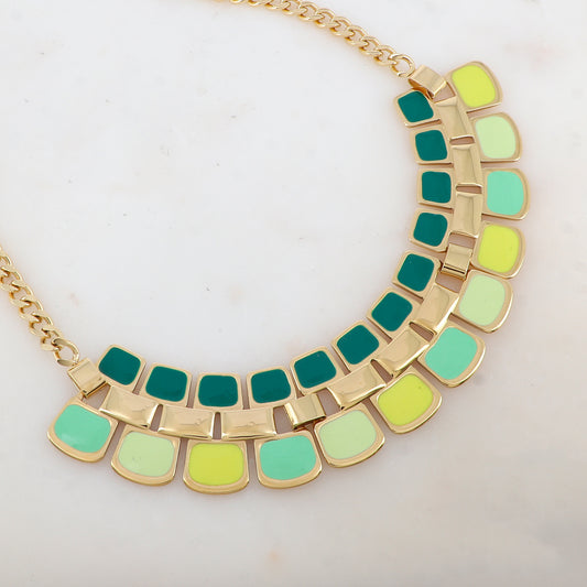Collier en grosse maille avec pendentif aux motifs géométriques émaillés (40+5CM)
