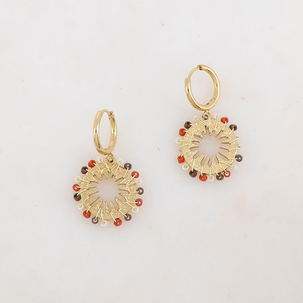 Créoles avec pièce ronde ajourée et perles de rocaille 1,7 x 3 CM.