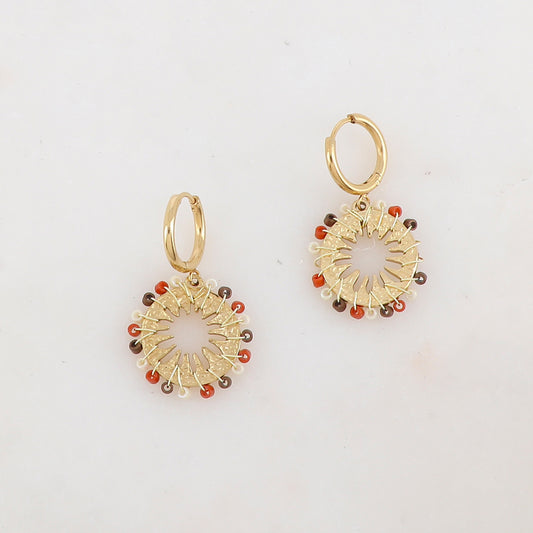 Créoles avec pièce ronde ajourée et perles de rocaille 1,7 x 3 CM.