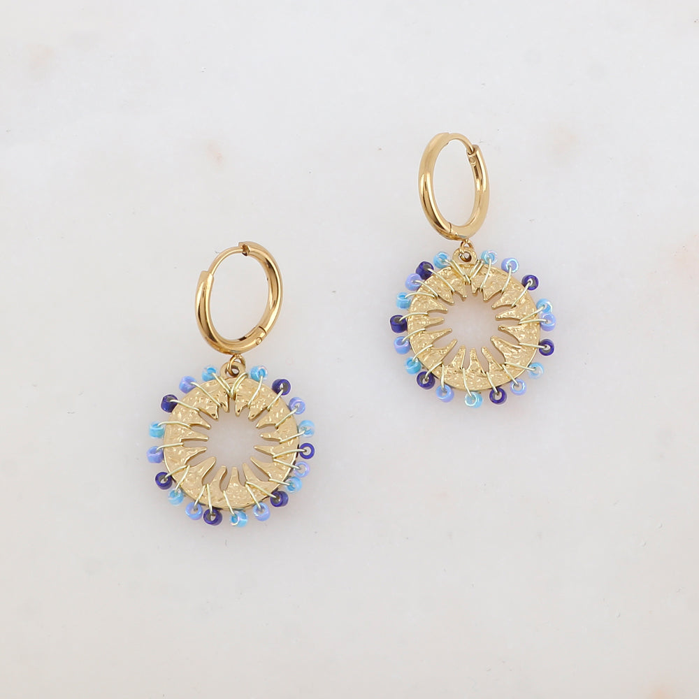 Créoles avec pièce ronde ajourée et perles de rocaille 1,7 x 3 CM.
